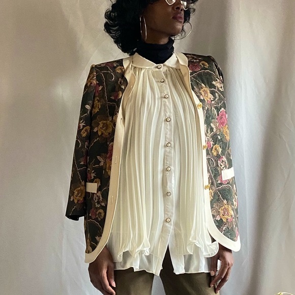 Vintage Off white pleated blouse with pearl buttons - Picture 3 of 17
